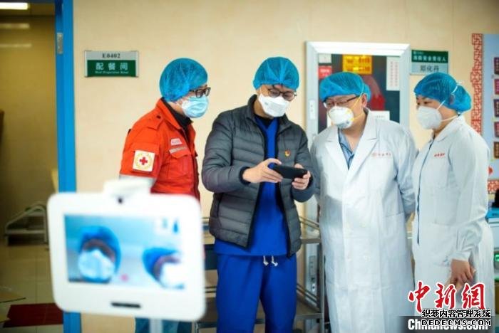 隔离病房外医生则通过手机APP访问部署在病房内的医护机器人。　袁宸桢 摄