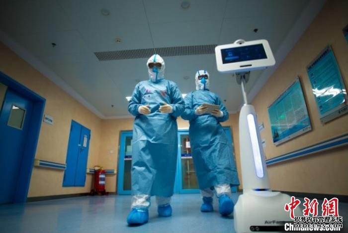 这台机器人可以灵活地穿梭在病区走道与病房之间，无所畏惧。　袁宸桢 摄
