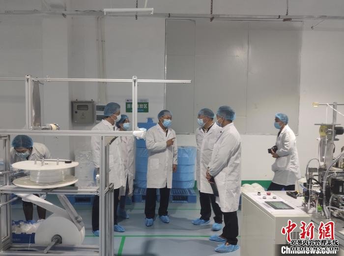 广州一台企火速“转产”口罩，日产能逾10万只。　广州市台办供图 摄